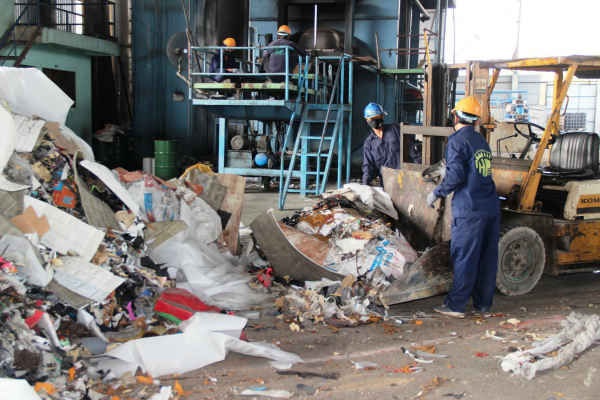 Nhà máy xử lý rác thải có yêu cầu hệ thống thông gió đặc biệt để loại bỏ mùi hôi từ rác