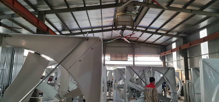 Nhân viên công ty Tomexco thực hiện phóng chống Covid