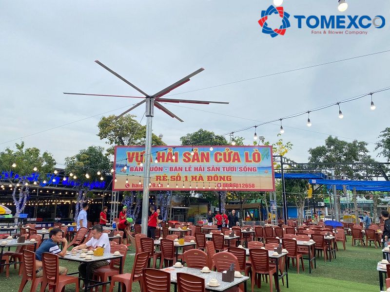 Phục vụ tại các nhà hàng có không gian ngoài trời rộng lớn