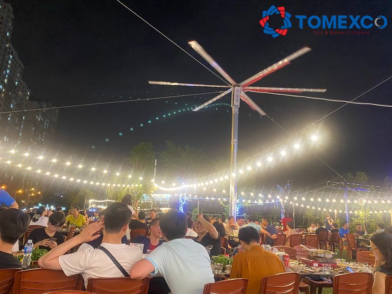 Về đêm, quạt như một điểm nhấn đối với nhiều khách hàng bởi sự độc đáo và mới lạ này