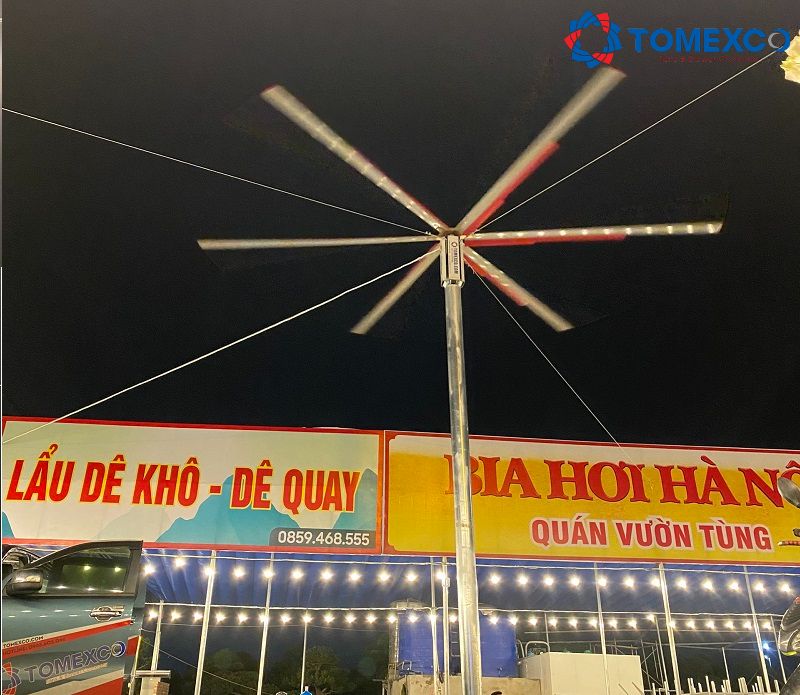 Quạt được lắp đặt ở vị trí phù hợp giúp làm mát tất cả không gian bên ngoài của quán