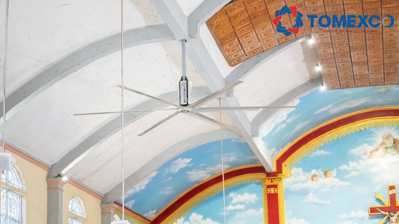 Quạt được lắp đặt trên cao nên làm mát đều đến các khu vực trong nhà thờ