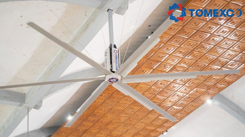 Quạt được sơn màu trắng tĩnh diện thích hợp với không gian trang trọng của nhà thờ Hoàng Xá