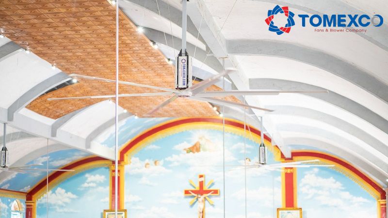 Quạt trần công nghiệp đảm bảo được lượng gió mát để phục vụ người dân