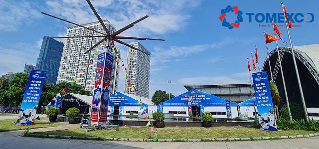 Sản phẩm quạt trần công nghiệp được trưng bày ở vị trí thuận lợi.