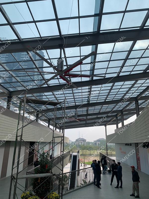 Quạt trần HVLS được lắp đặt ngoài cầu thang máy