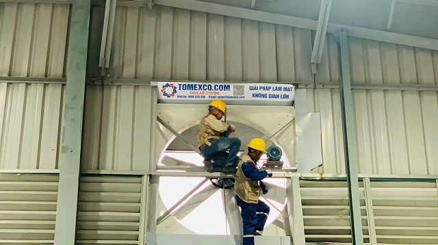 Nhân viên Tomexco tiến hành lắp đặt quạt hút gió công suất lớn