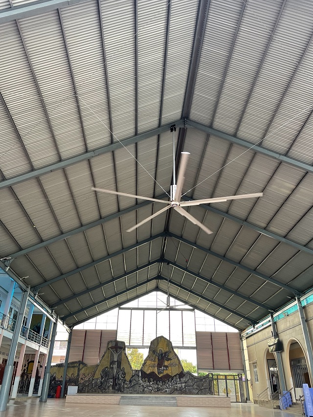 Quạt trần nhà thờ lắp ở khu ngoài trời
