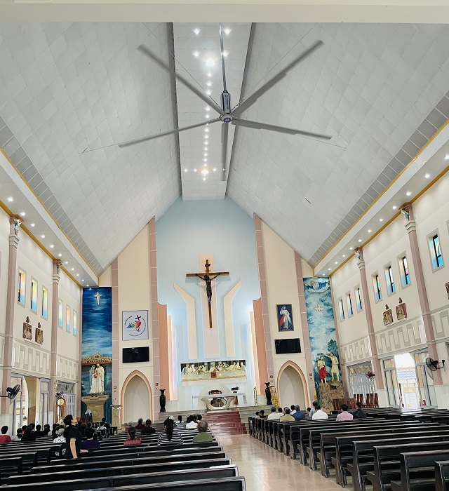 Quạt trần nhà thờ Tomexco giúp làm mát không gian rộng lớn