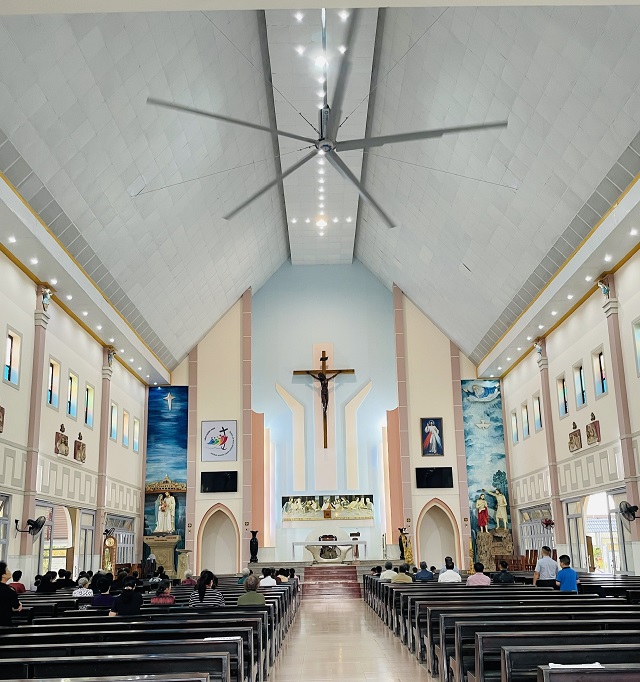 Quạt trần nhà thờ Tomexco giúp làm mát không gian rộng lớn