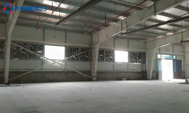 Tomexco lắp quạt thông gió nhà xưởng chuẩn kỹ thuật